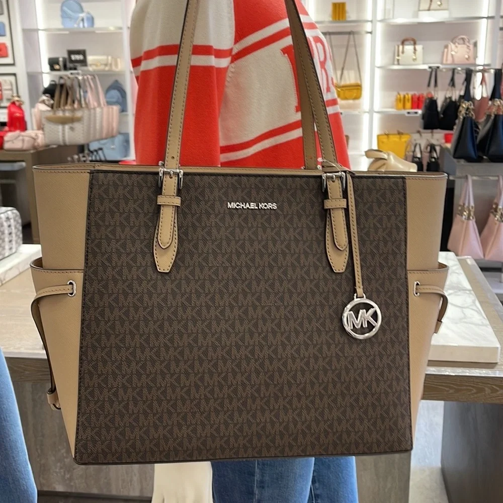 MICHAEL KORS GILLY LARGE DRAWSTRING TRAVEL TOTE SIGNATURE Camel NWT